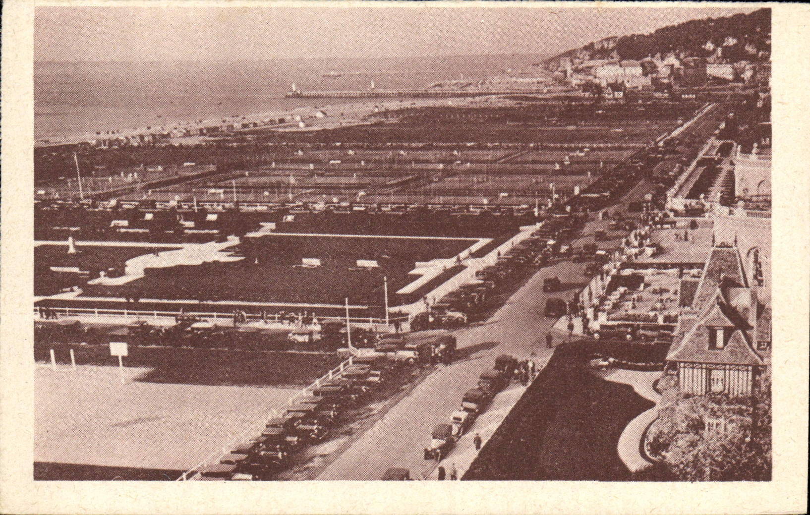 CPA Deauville Vue generale des jardins et de la plage