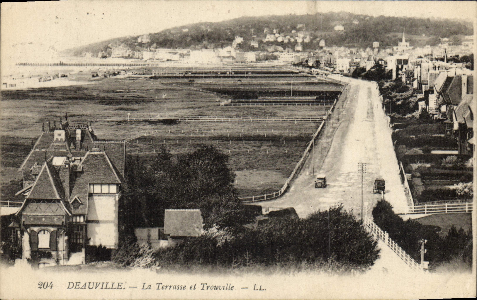 CPA Deauville La terrasse et trouville