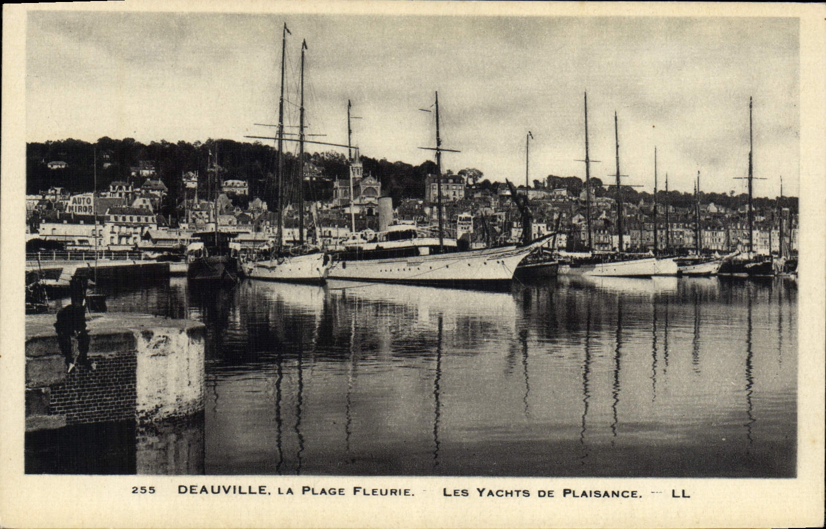 CPA Deauville La plage fleurie les yachts de plaisance Bateaux