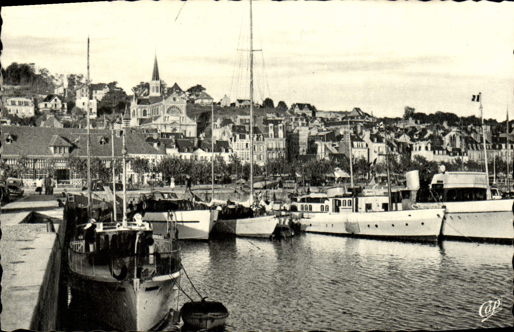 CPA Deauville Trouville le bassin des yachts Bateaux