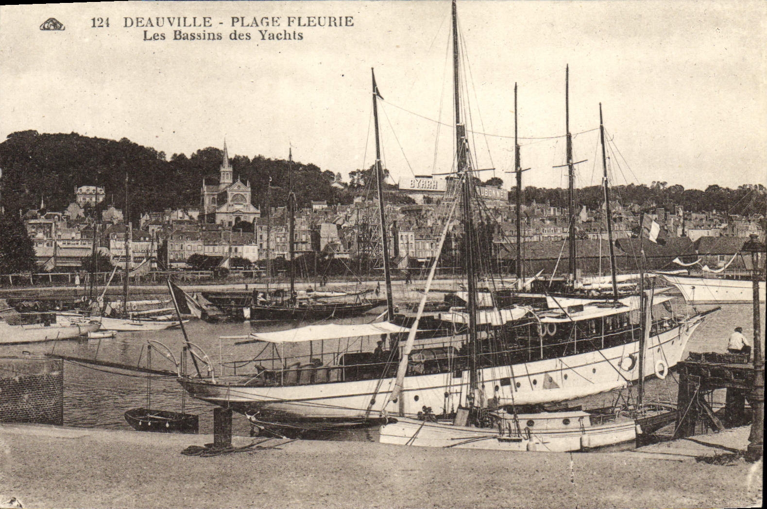 CPA Deauville Plage fleurie les bassins des yachts Bateaux