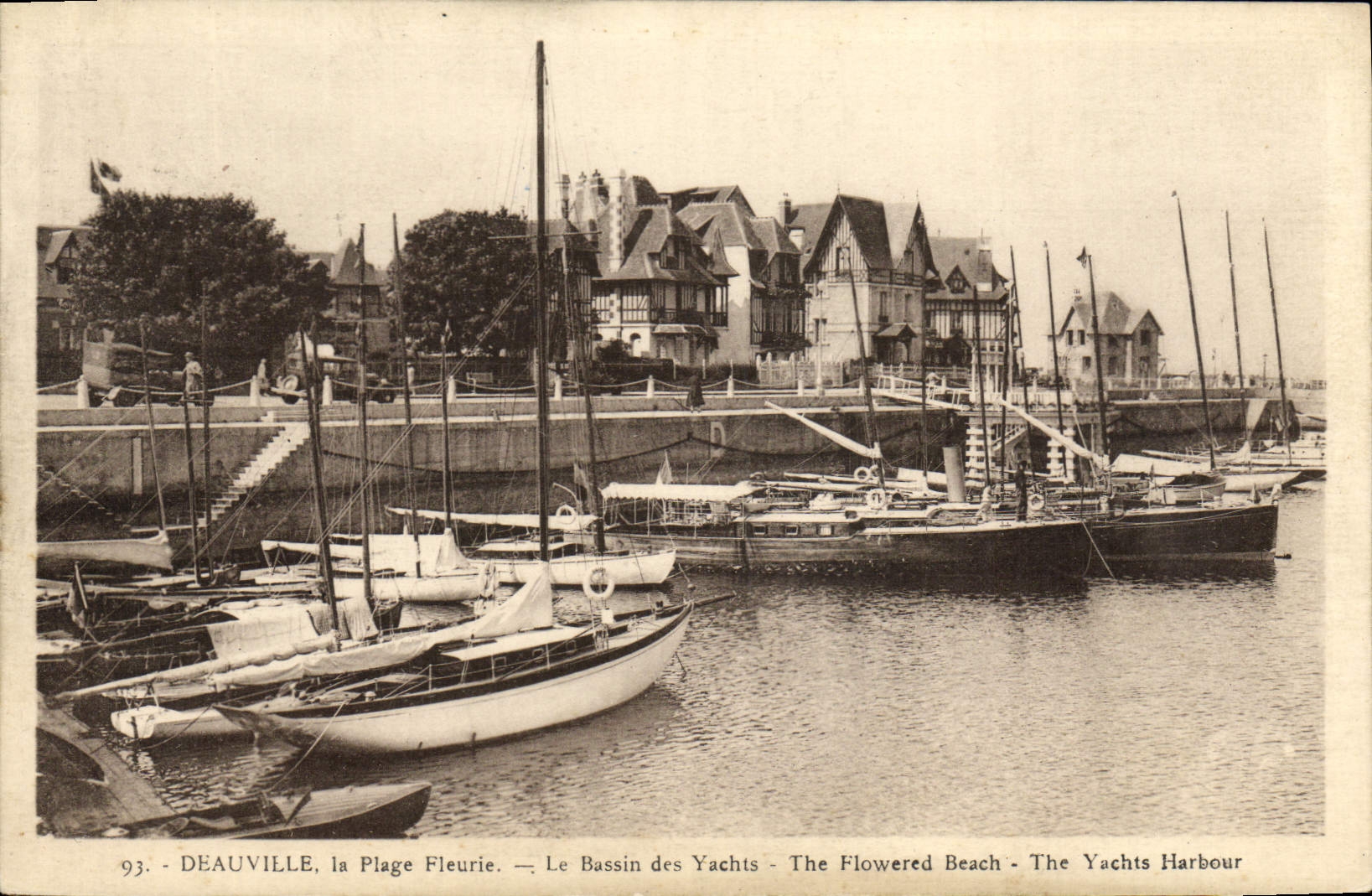 CPA Deauville La Plage fleurie le bassin des yachts Bateaux