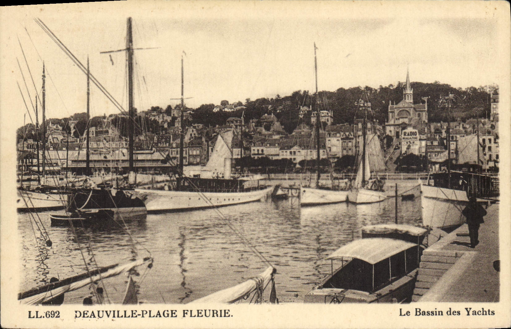 CPA Deauville La Plage fleurie le bassin des yachts Bateaux