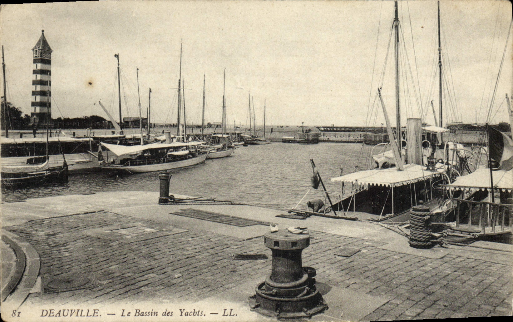 CPA Deauville Le bassin des yachts Bateaux