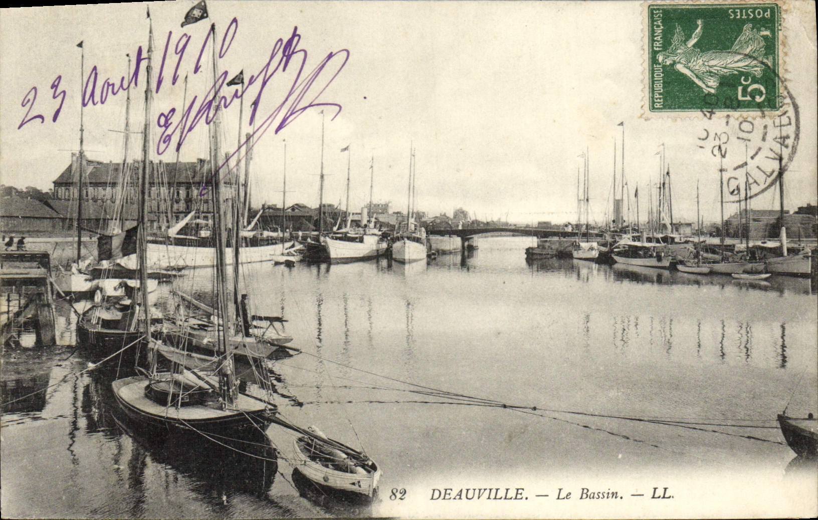 CPA Deauville Le bassin Bateaux