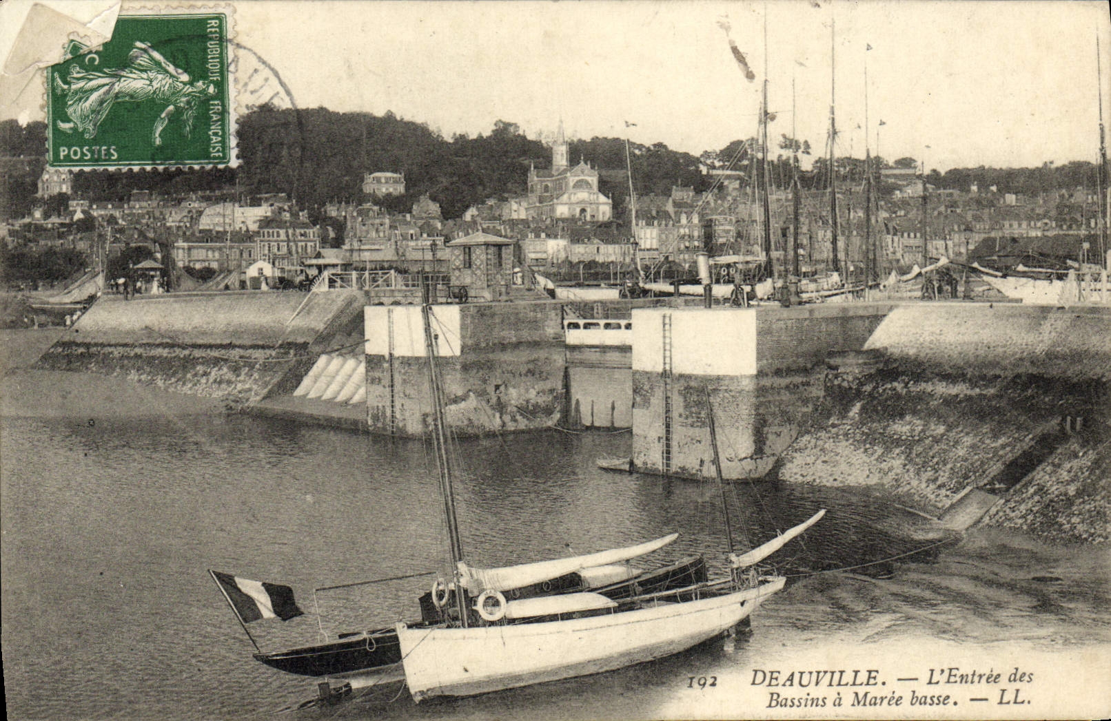 CPA Deauville L'Entree des bassins a maree basse Bateaux