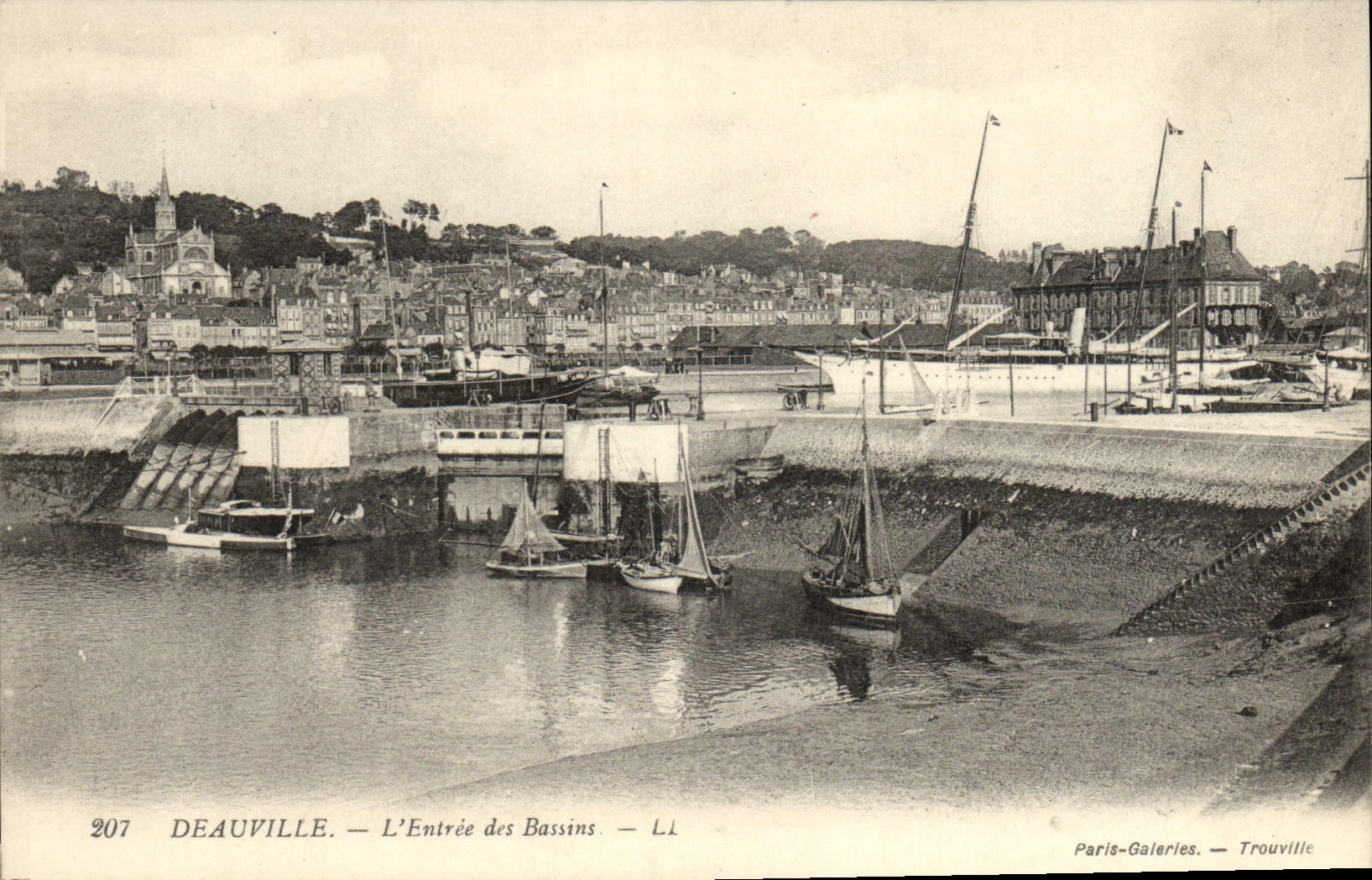 CPA Deauville L'Entree des bassins Bateaux