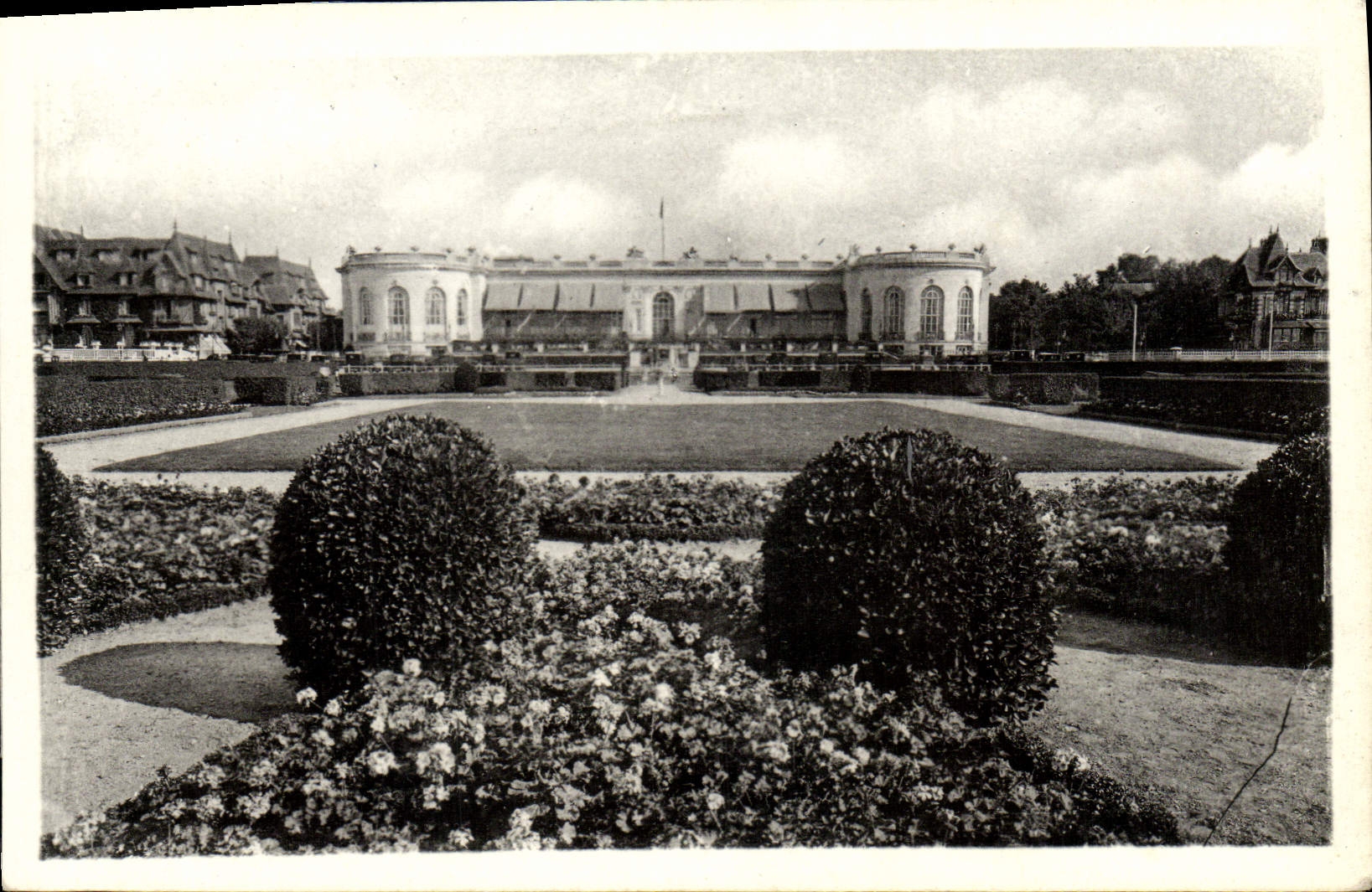 CPA Deauville plage fleurie le casino