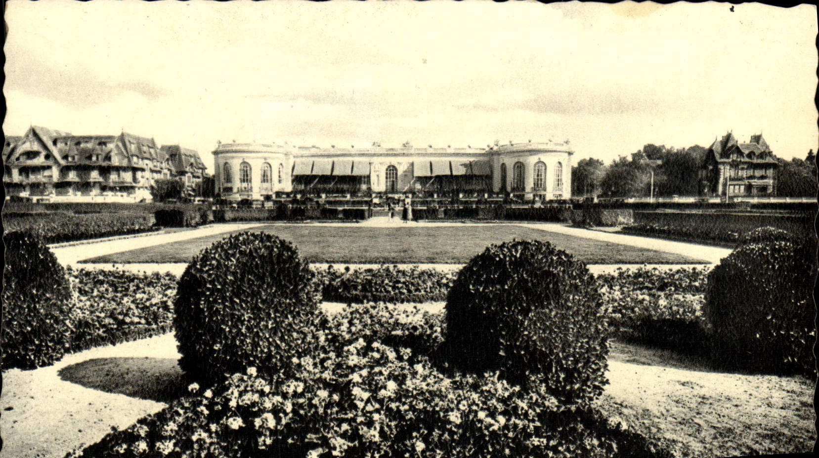CPA Deauville la plage fleurie le casino et les jardins