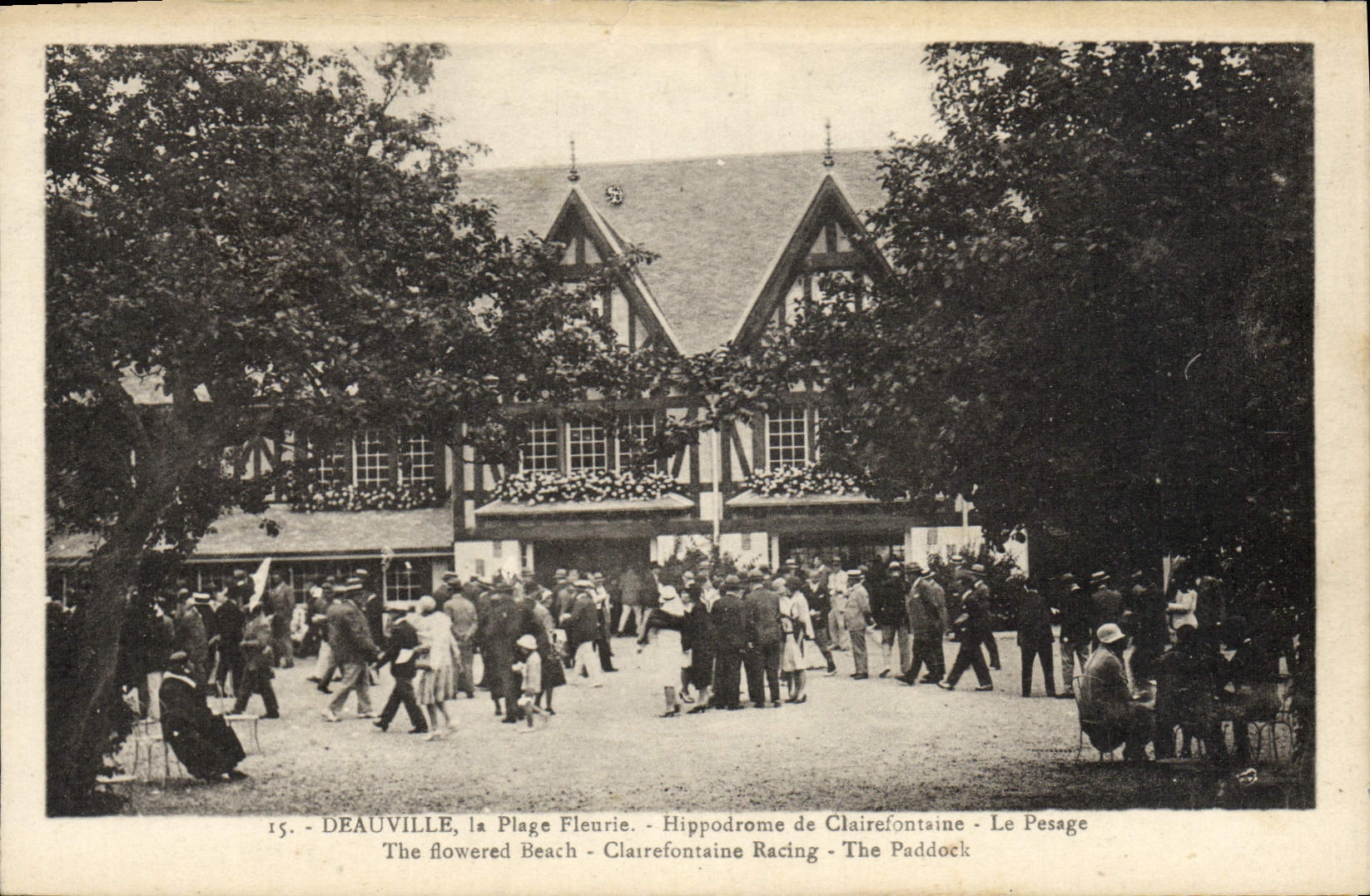 CPA Deauville Le plage fleurie Hippodrome de Clairefontaine Le peasge Hippisme chevaux