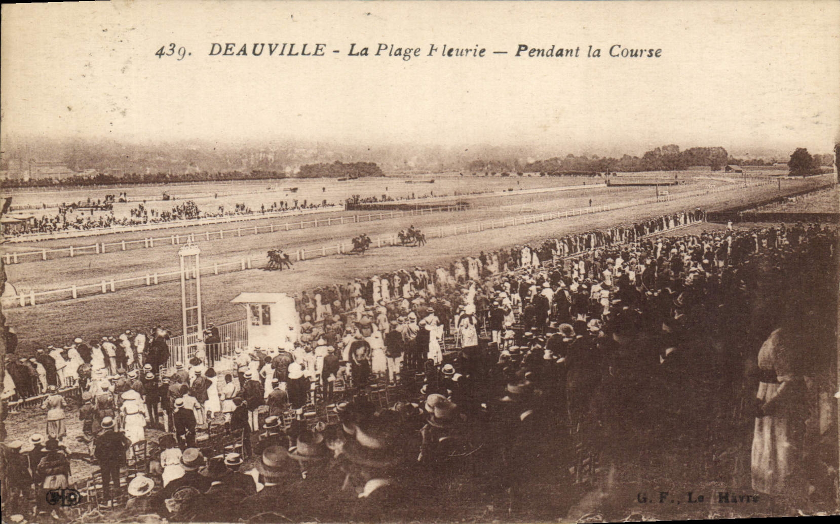 CPA Deauville Le plage fleurie pendant la course Hippisme chevaux
