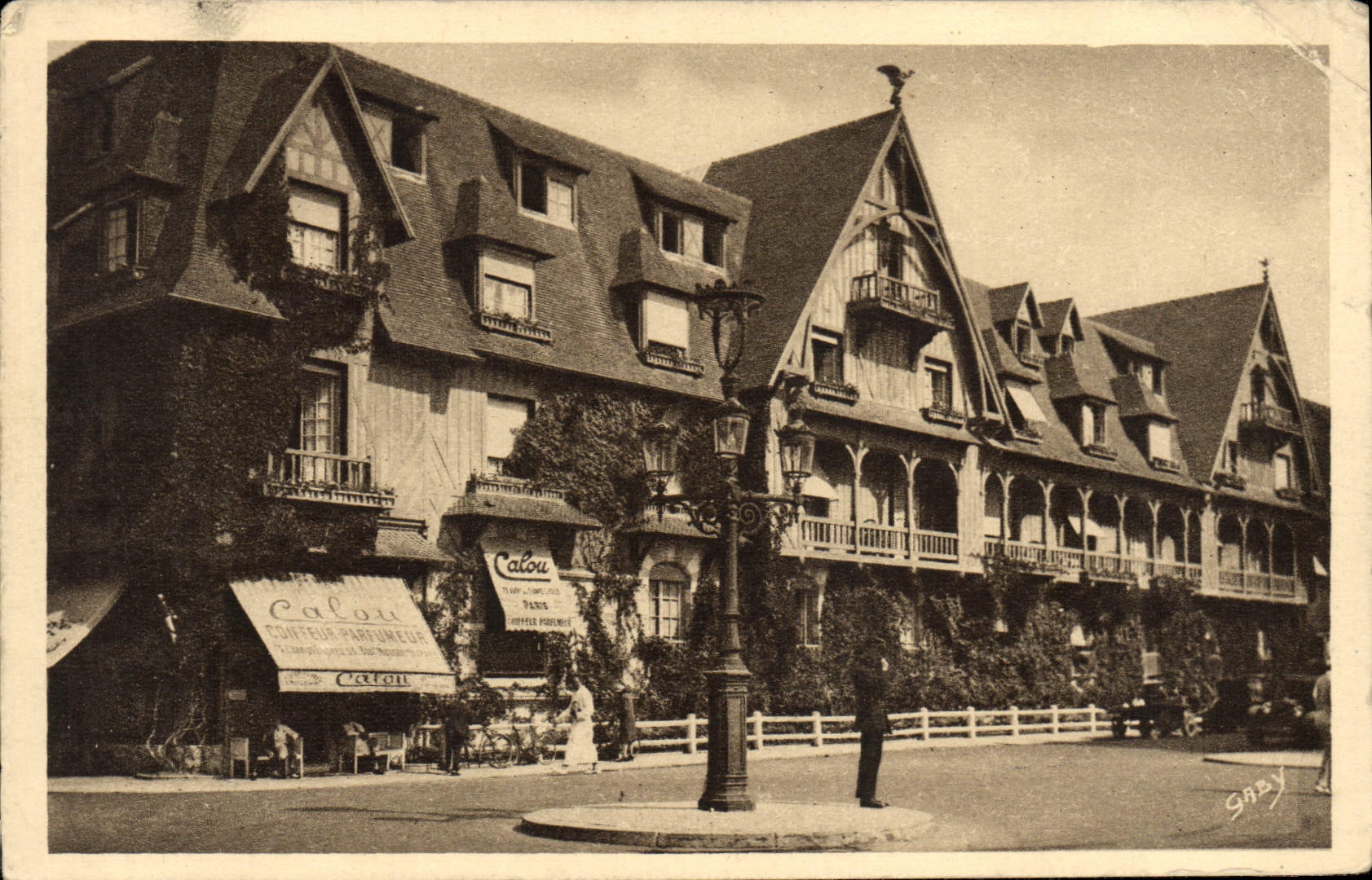 CPA Deauville La plage fleurie le normandy hotel