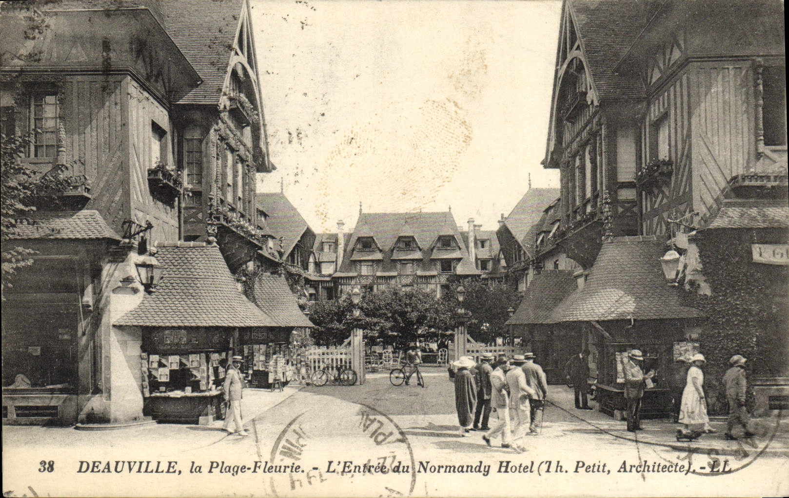 CPA Deauville L'entree du normandy hotel