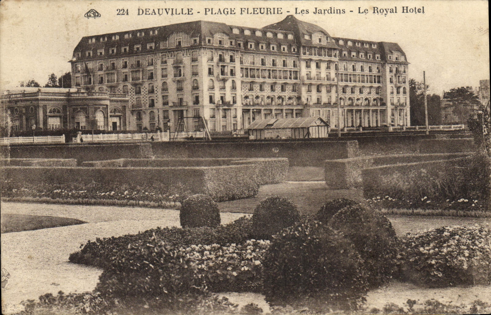 CPA Deauville plage fleurie les jardins le royal hotel