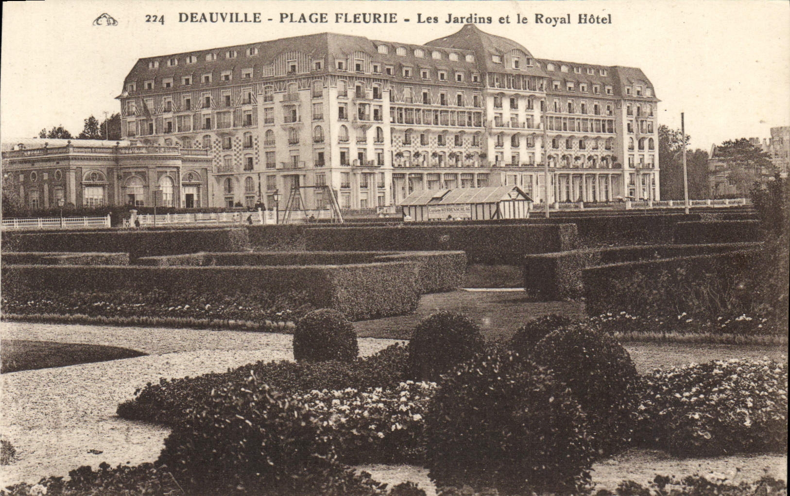 CPA Deauville plage fleurie les jardins le royal hotel