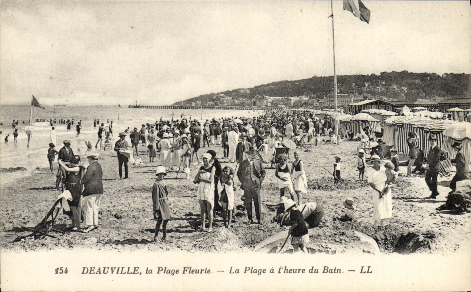 VINTAGE POSTCARD Deauville the flowered beach the beach per hour of the bath