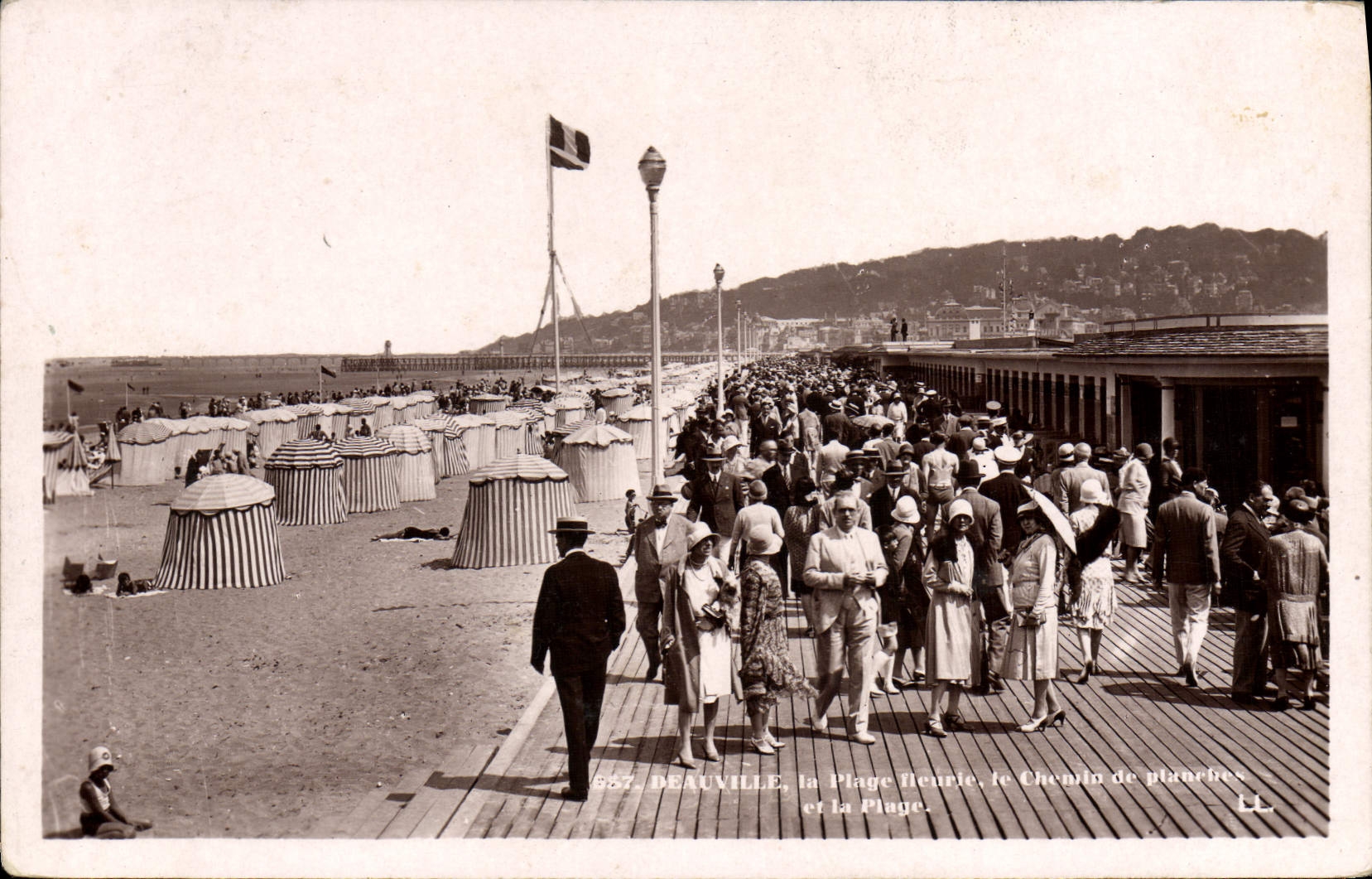 VINTAGE POSTCARD Deauville the beach the way of boards and the beach