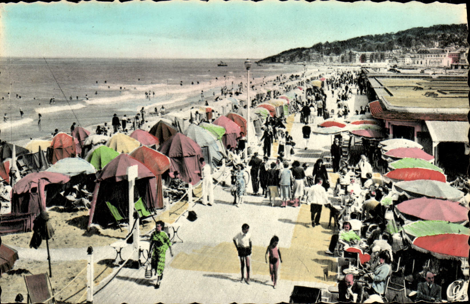 CPA Deauville La plage fleurie les planches et le bar du soleil