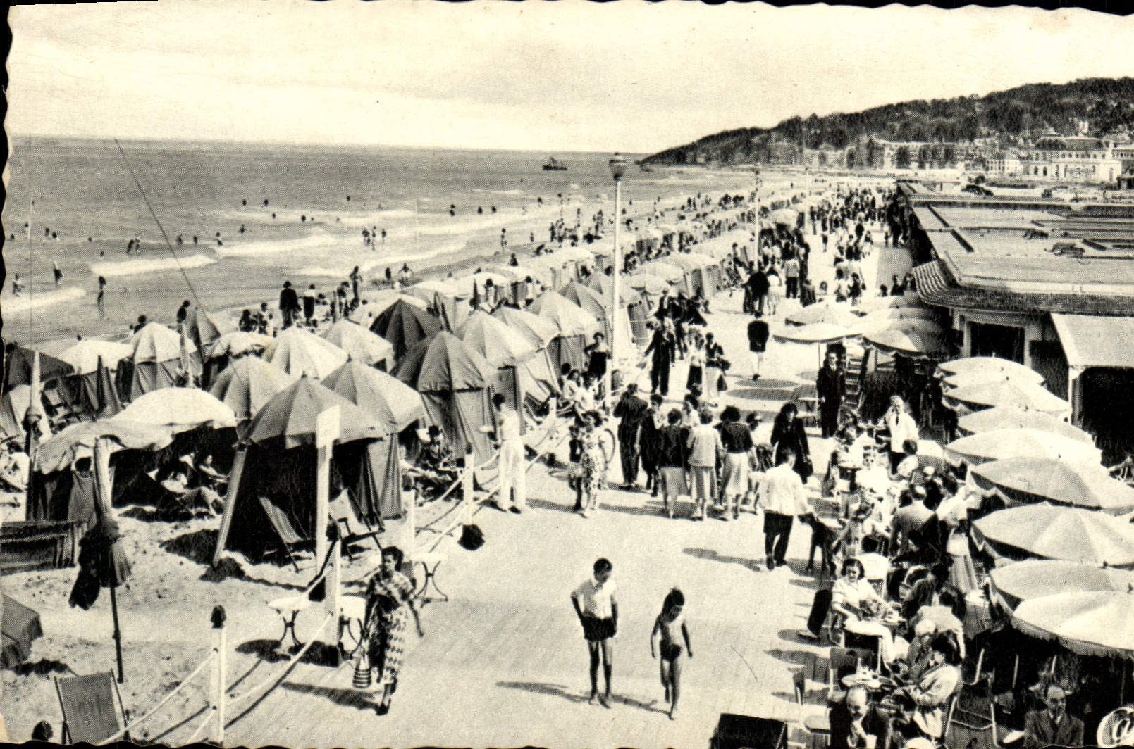 CPA Deauville La plage fleurie les planches et le bar du soleil