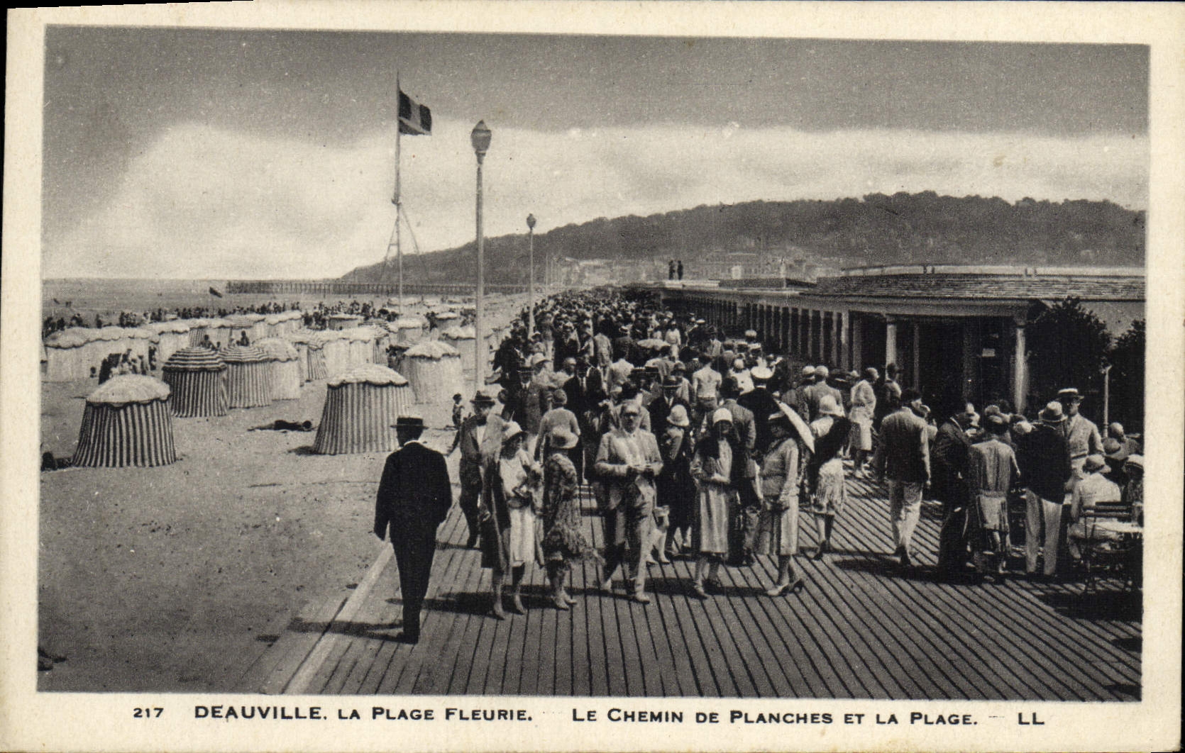 CPA Deauville La plage fleurie Le chemin de planches et la plage