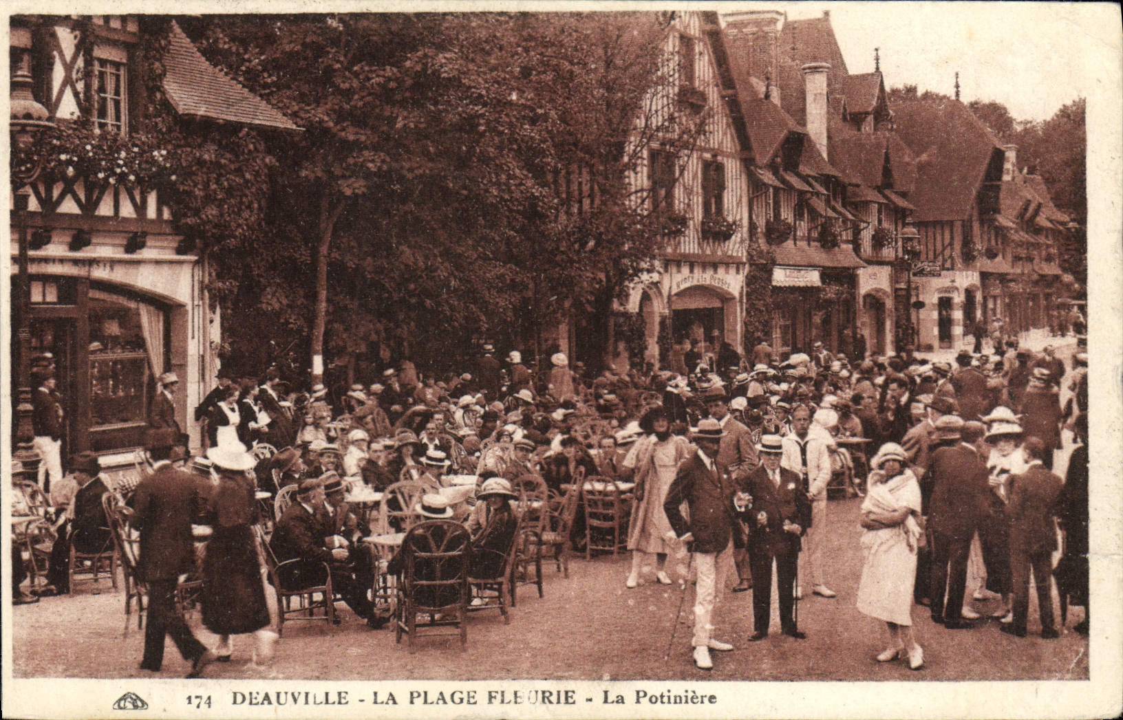 CPA Deauville La plage fleurie la potiniere