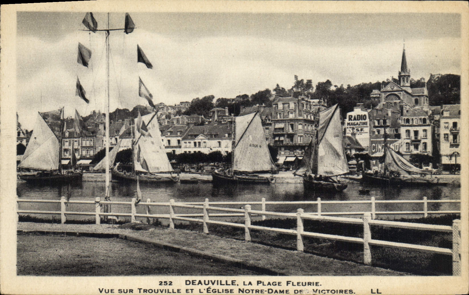 CPA Deauville La plage fleurie vue sur trouville et l'eglise notre dame des Victoires Bateaux 
