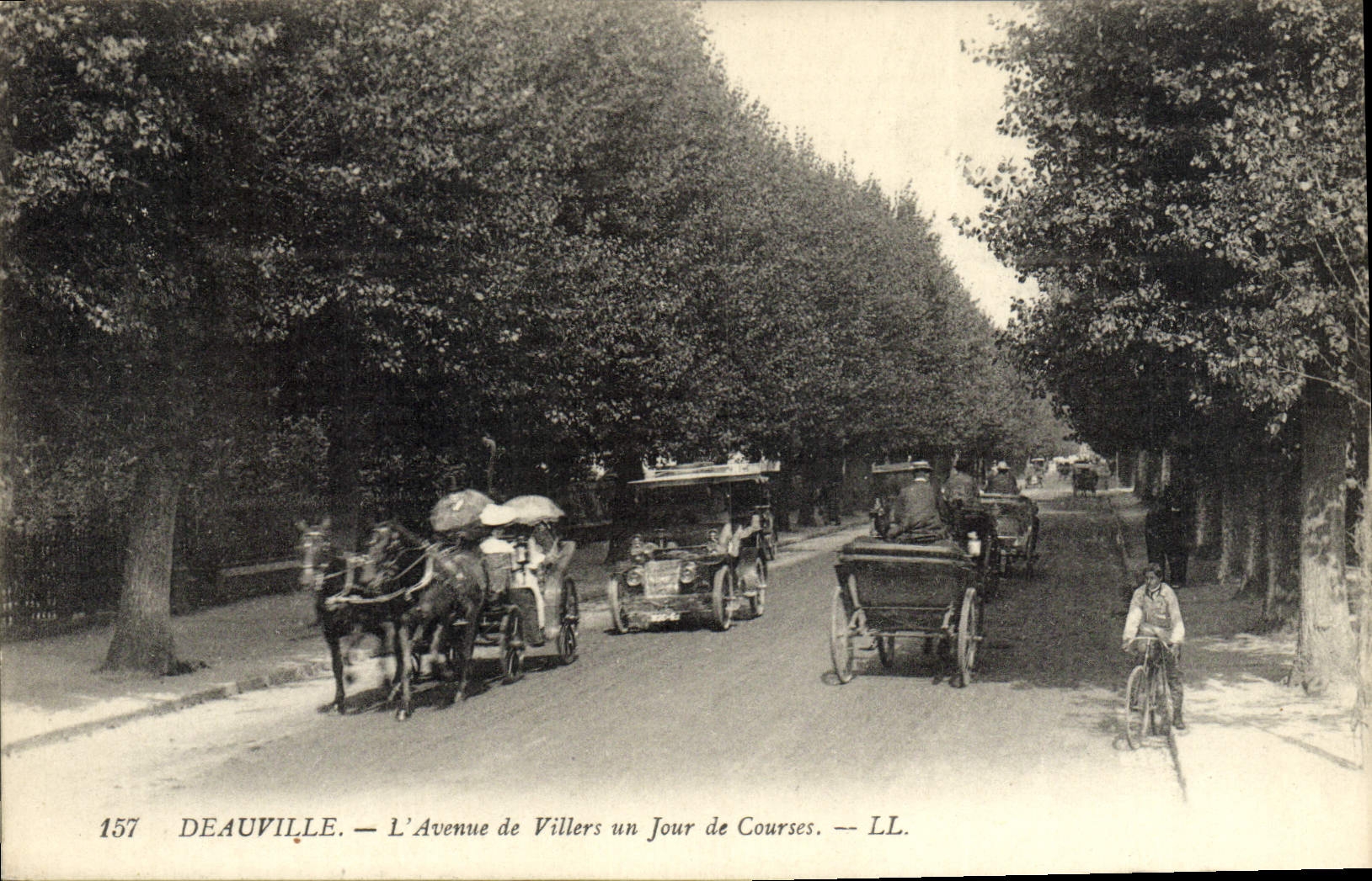 CPA Deauville L'Avenue de Villers un jour de courses
