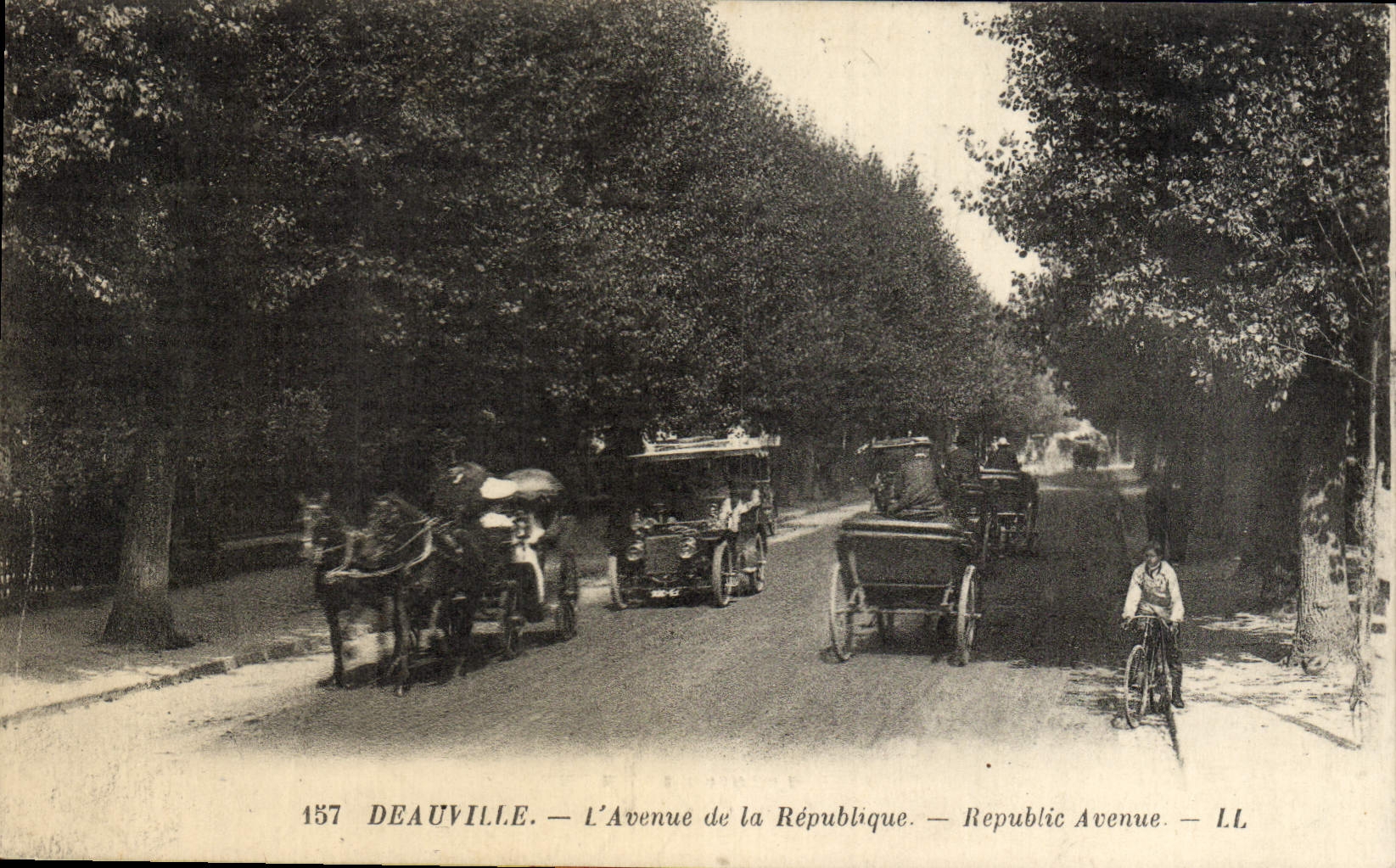 CPA Deauville L'Avenue de la republique