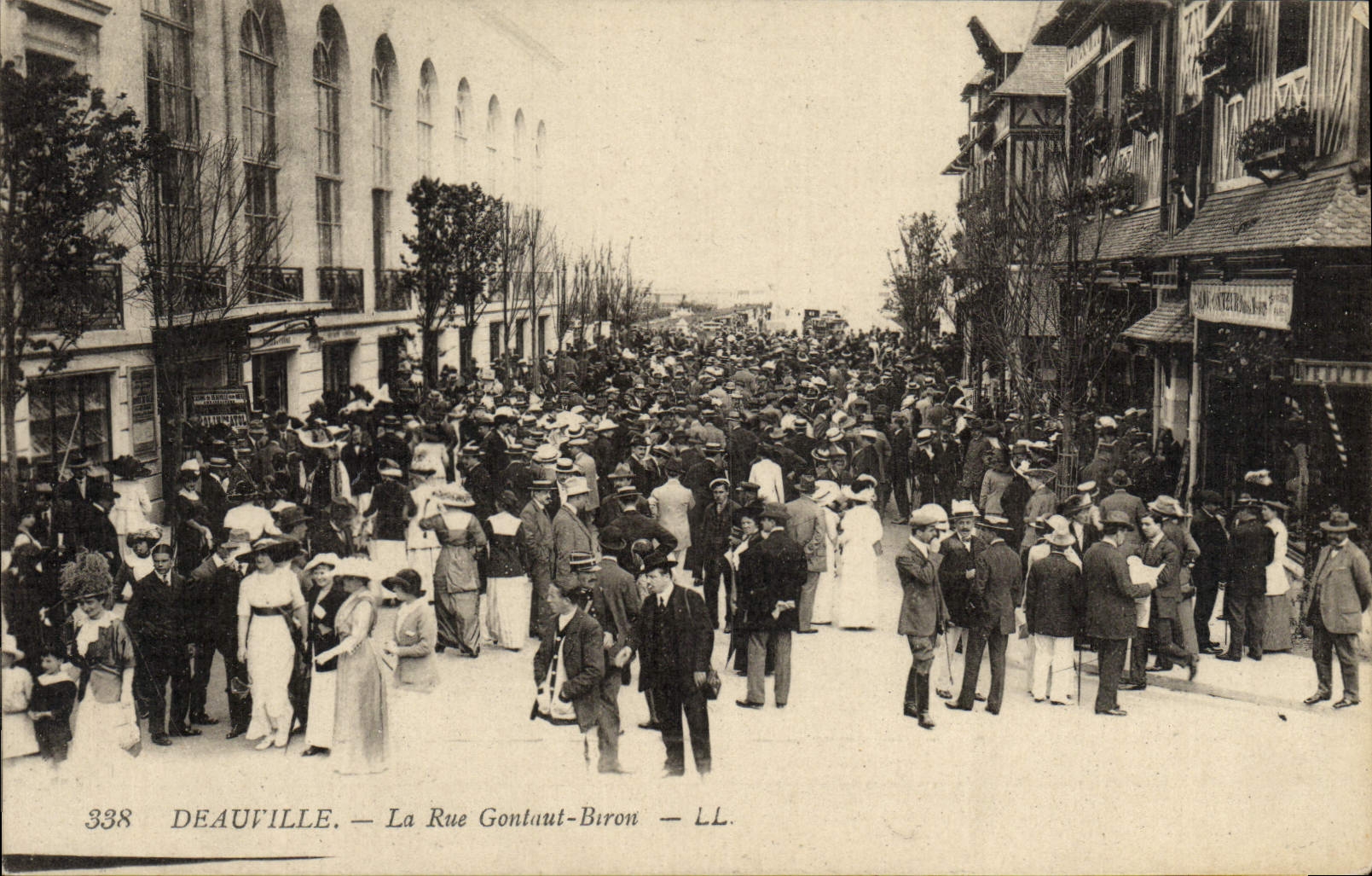 CPA Deauville La rue Gontaut Biron