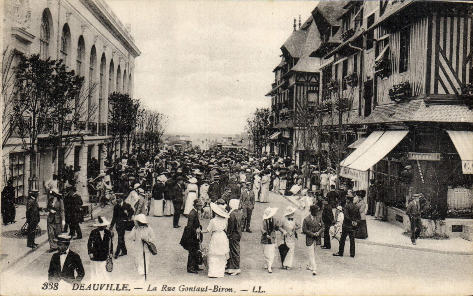 CPA Deauville La rue gontaut Biron