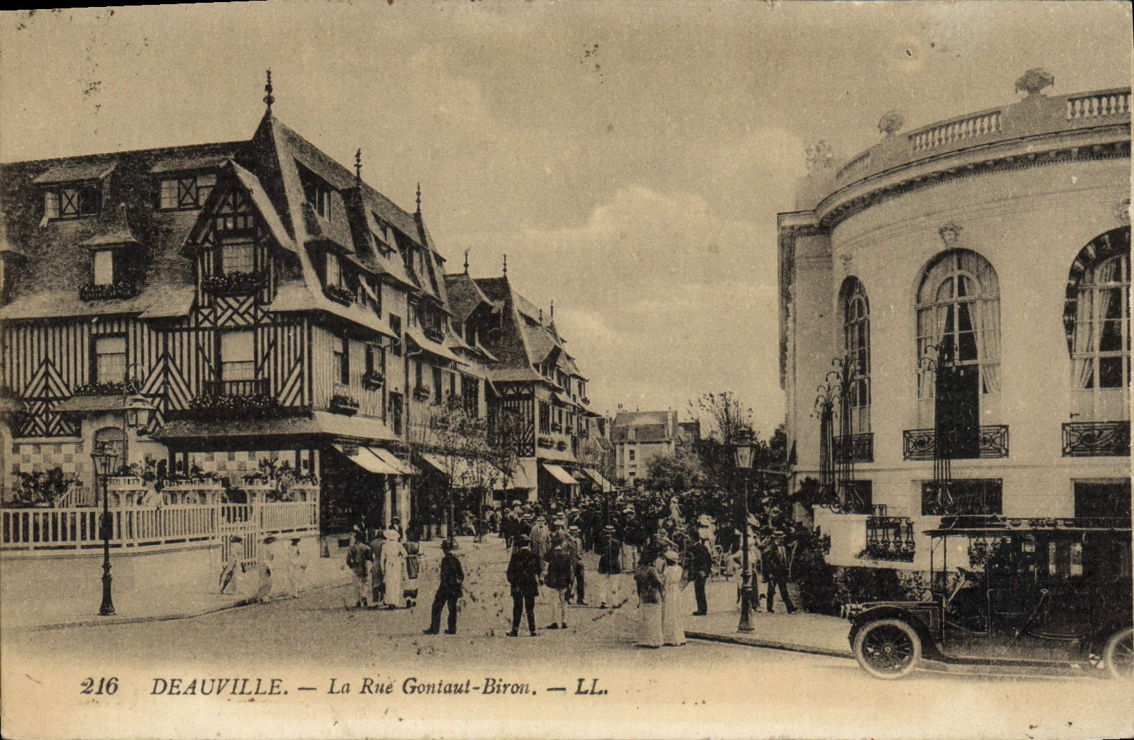 CPA Deauville La rue gontaut biron