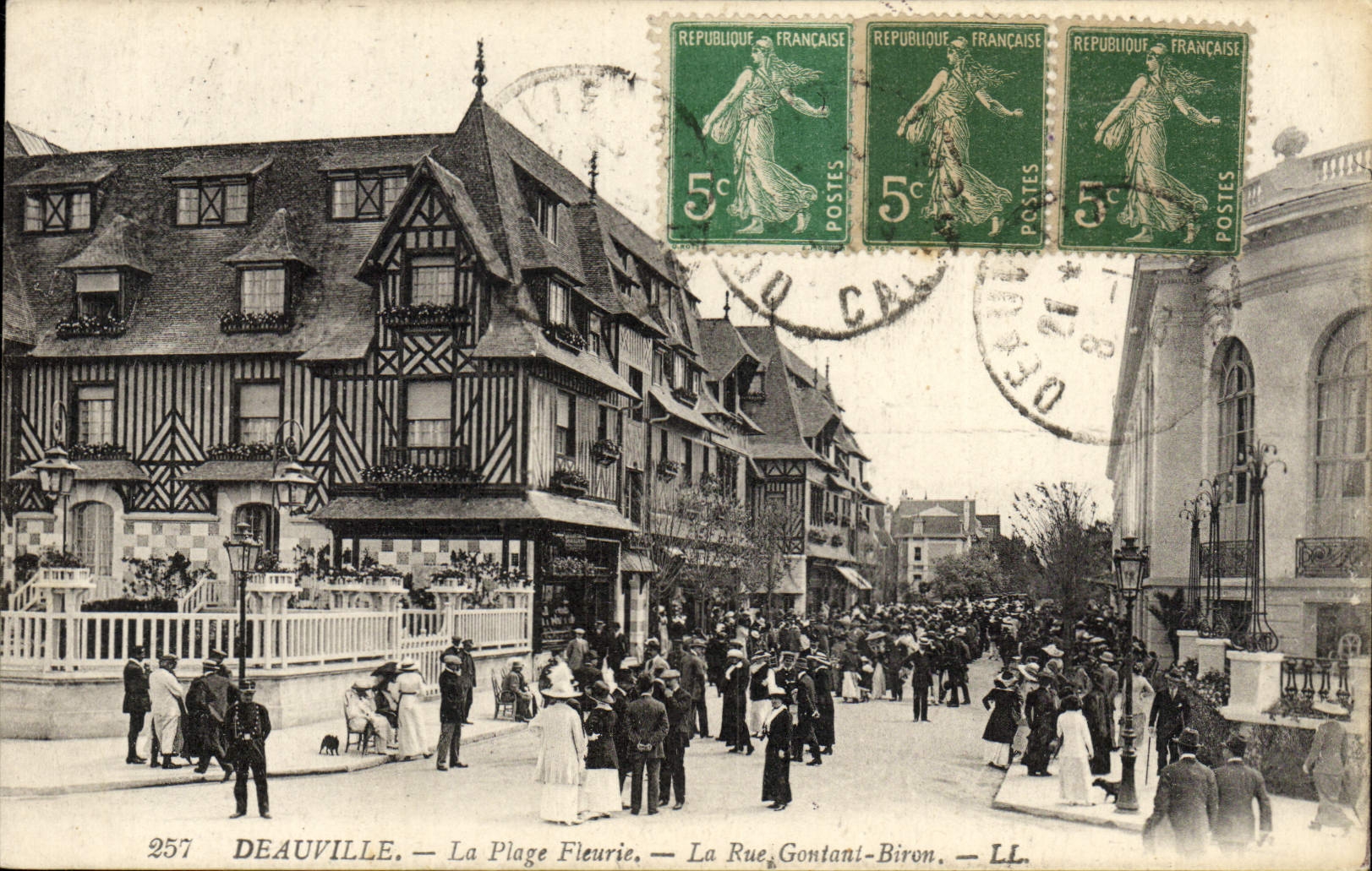 CPA Deauville La plage fleurie la rue gontaud biron