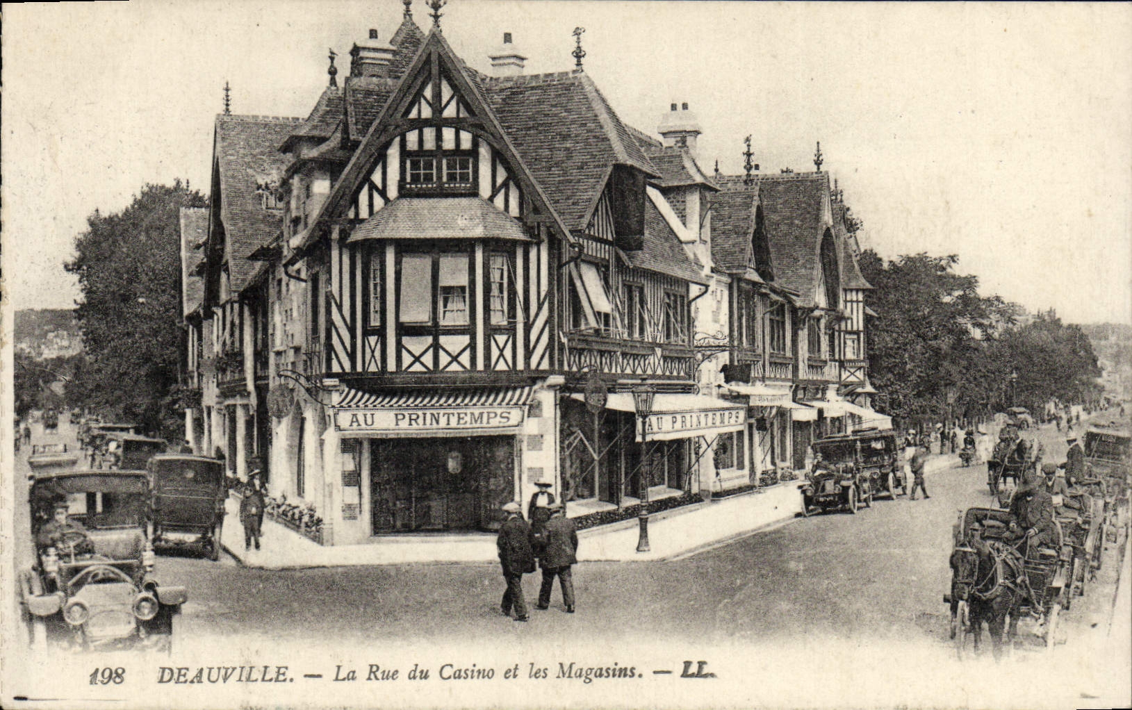 CPA Deauville La rue du casino et les magasins Magasin Au Printemps