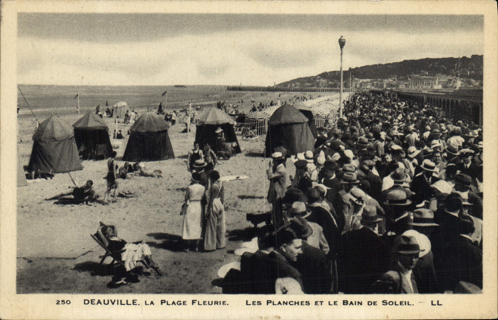 CPA Deauville La plage fleurie les planches et le bain de soleil