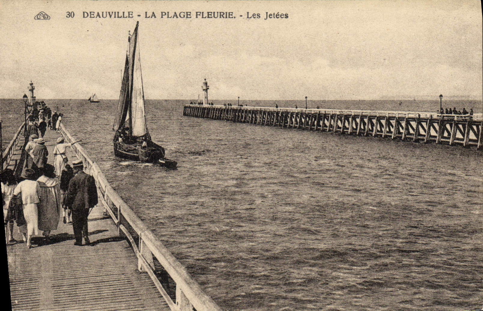 CPA Deauville La plage fleurie les jetees