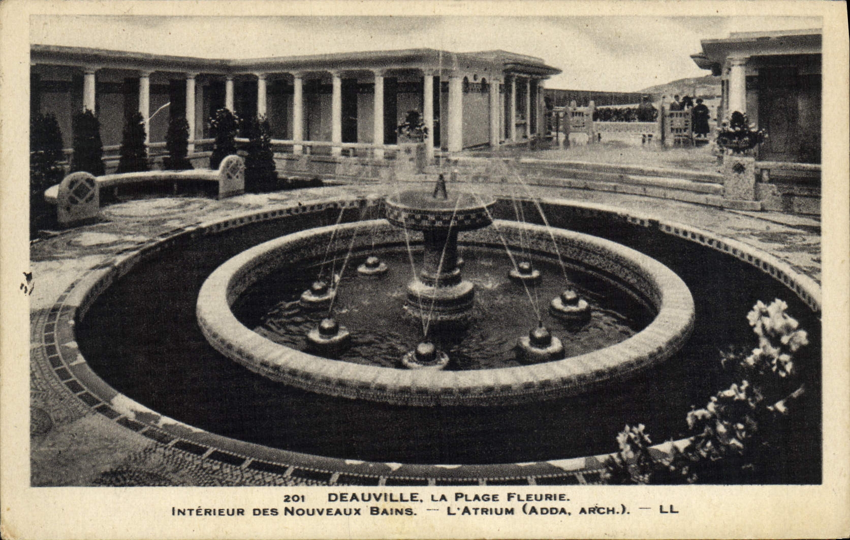 CPA Deauville La plage fleurie interieur des nouveaux bains