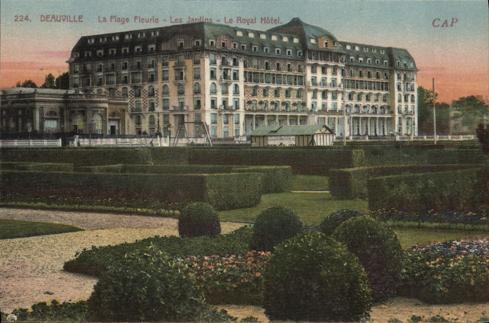CPA Deauville La plage fleurie les jardins le royal hotel