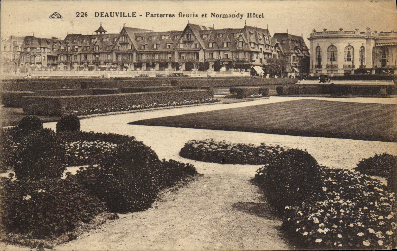 CPA Deauville Parterres fleurie et normandy hotel