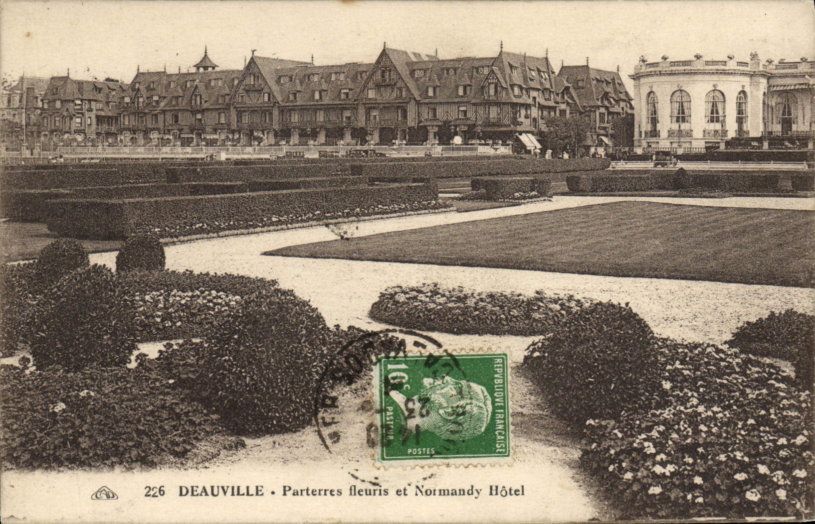CPA Deauville Parterres fleurie et normandy hotel