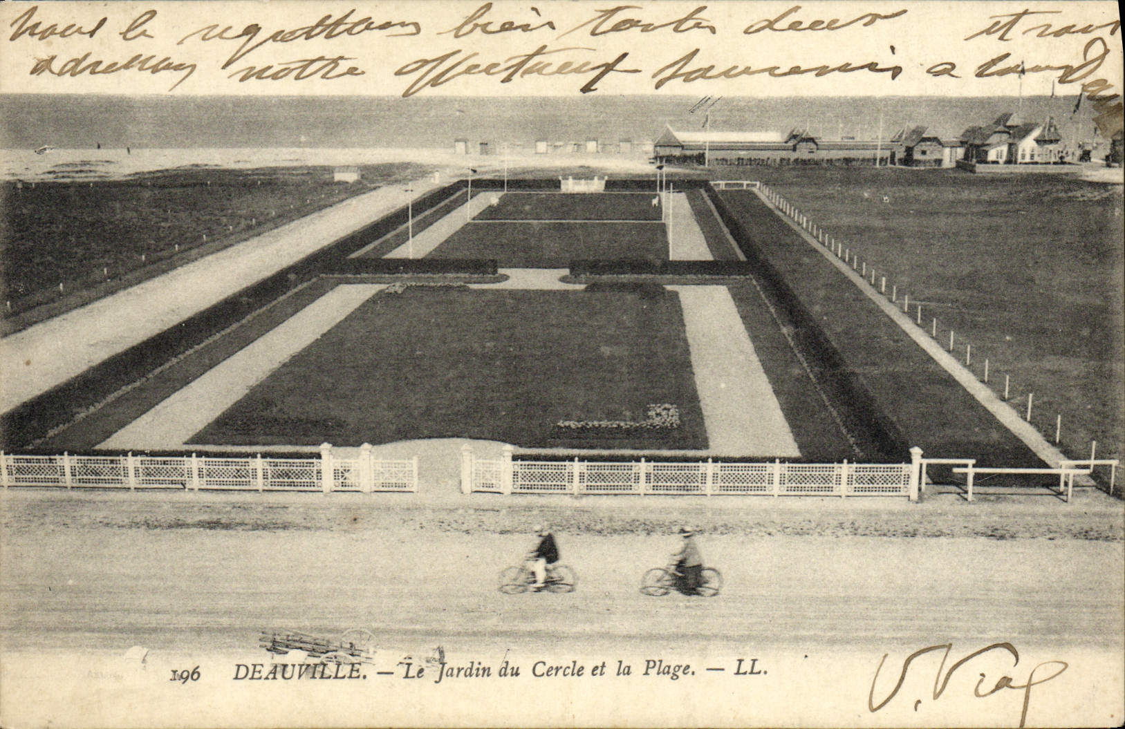 CPA Deauville Le jardin du cercle et la plage