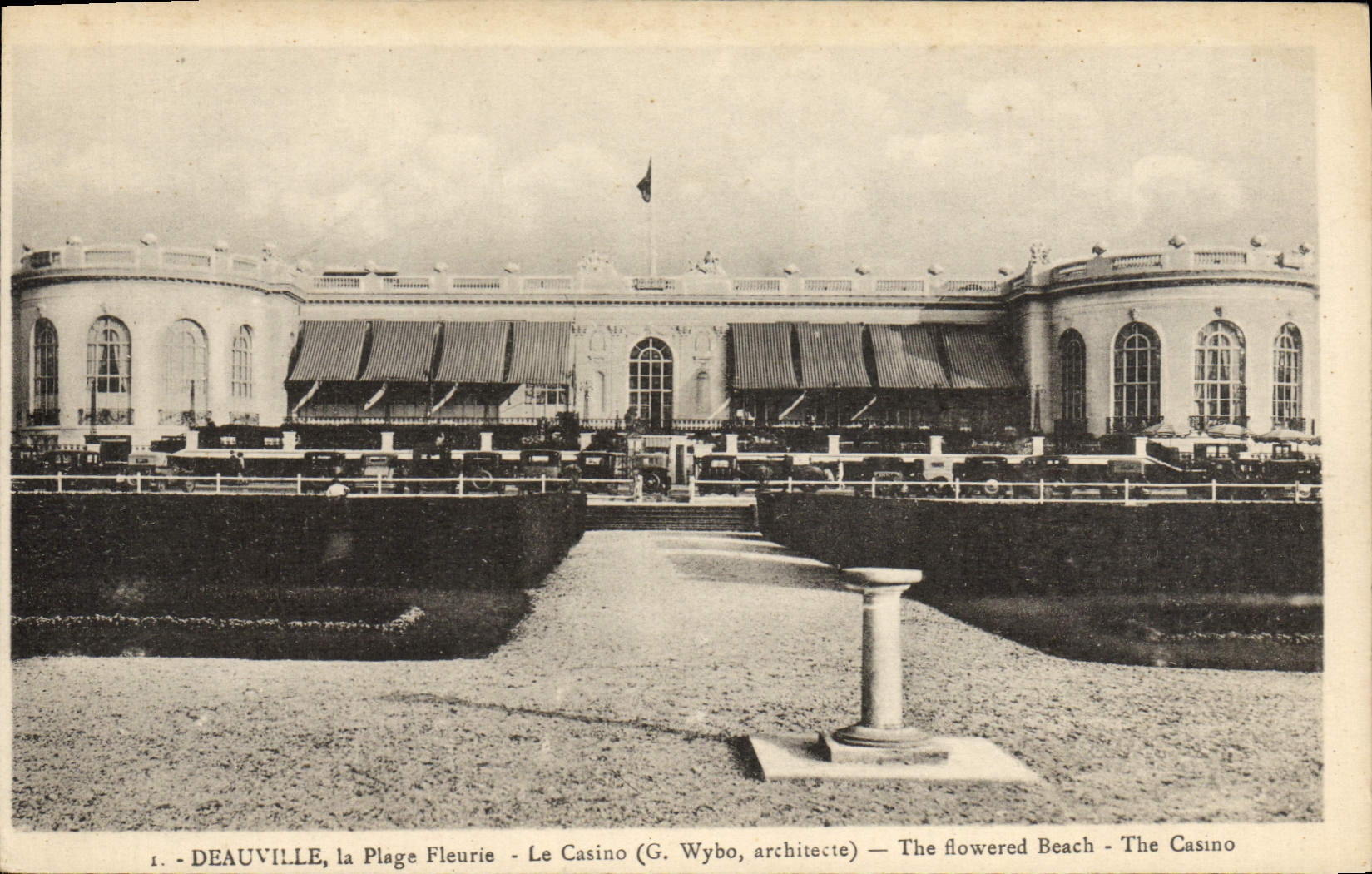 CPA Deauville La Plage fleurie le casino