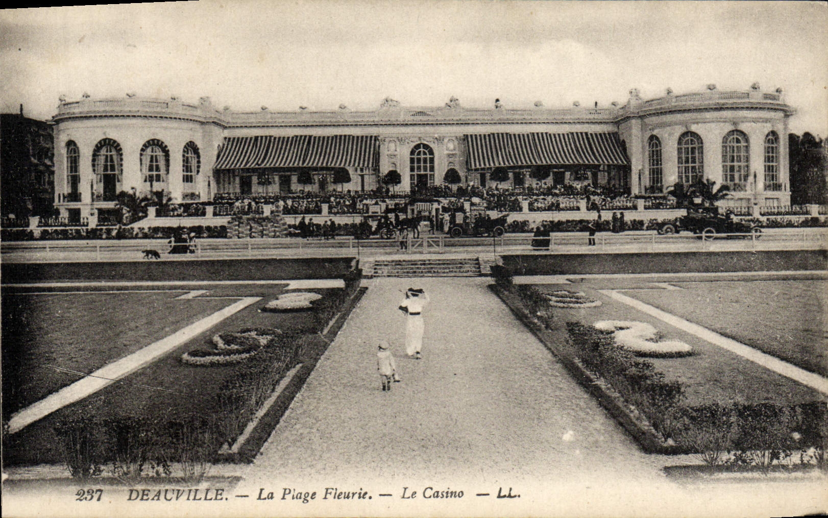CPA Deauville Le plage fleurie