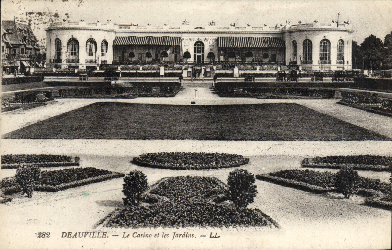 CPA Deauville Le casino et les jardins