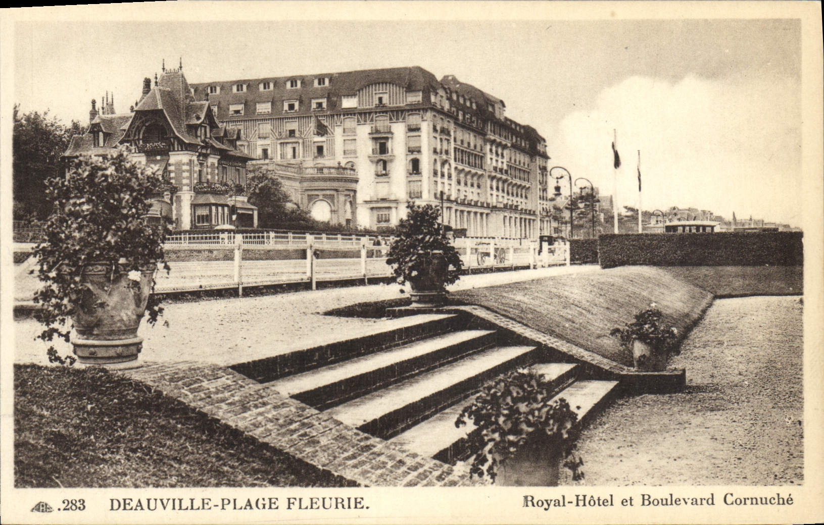 CPA Deauville Plage Fleurie Royal Hotel et Boulevard Cornuche