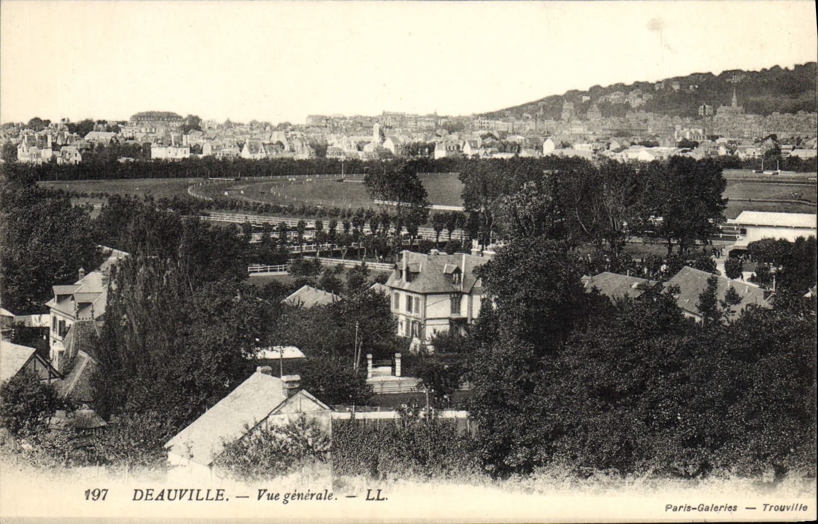 CPA Deauville La Plage Fleurie Vue Generale