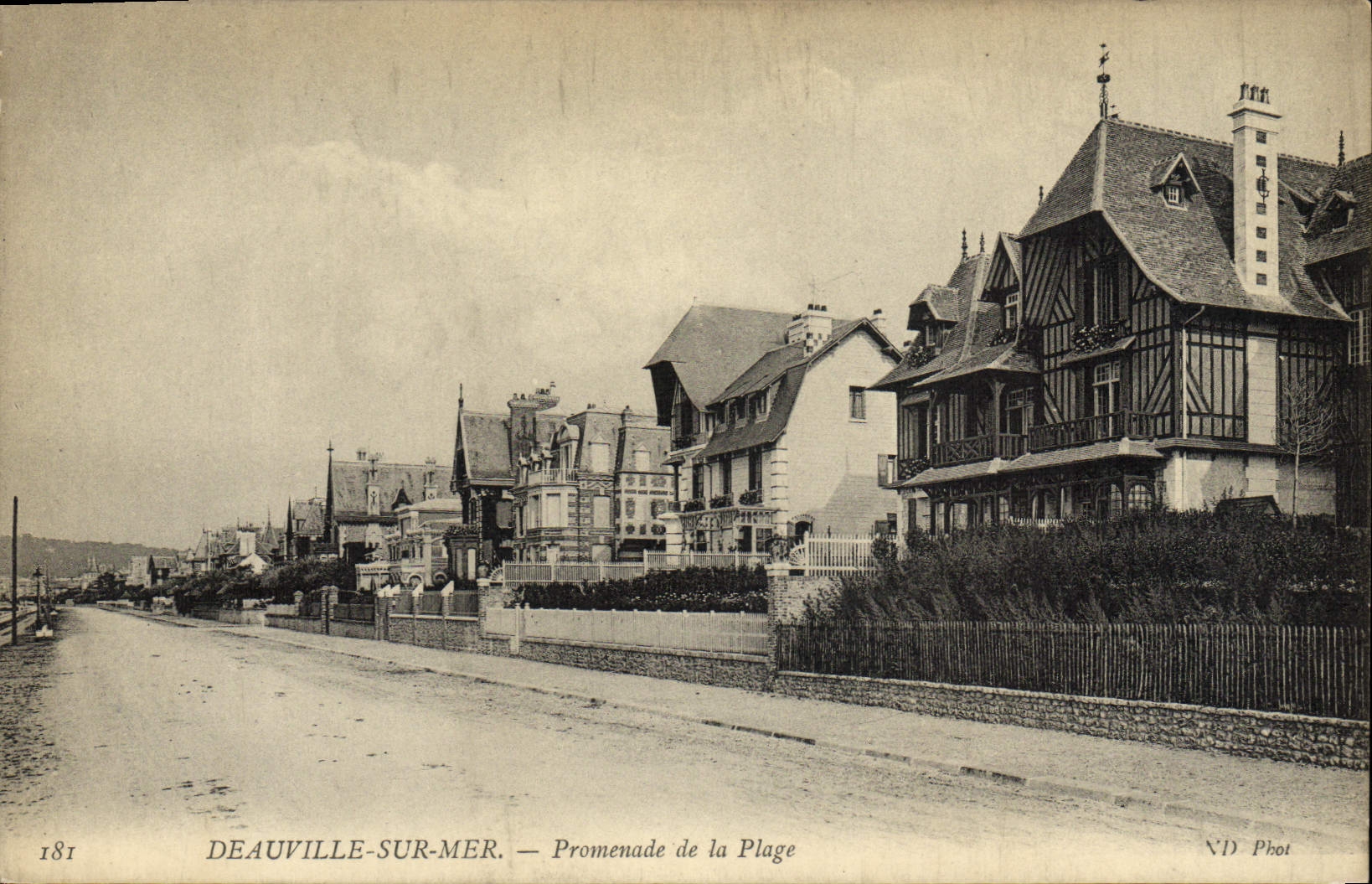 CPA Deauville Sur Mer Promenade de la Plage