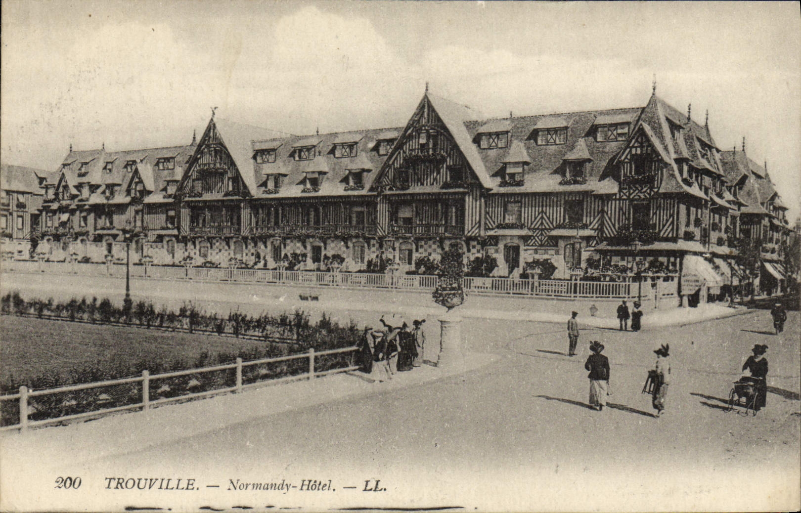 Hotel de Trouville Normandía de la POSTAL de la VENDIMIA