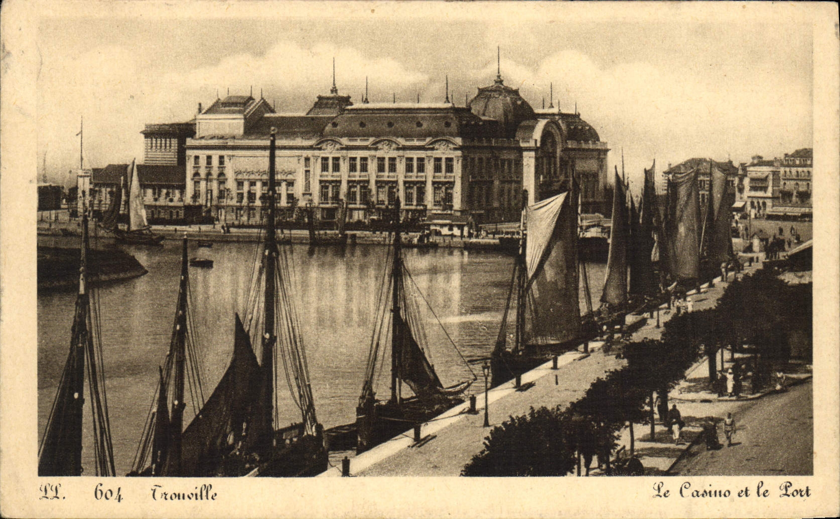 CPA Trouville Le Casino et le port Bateaux 