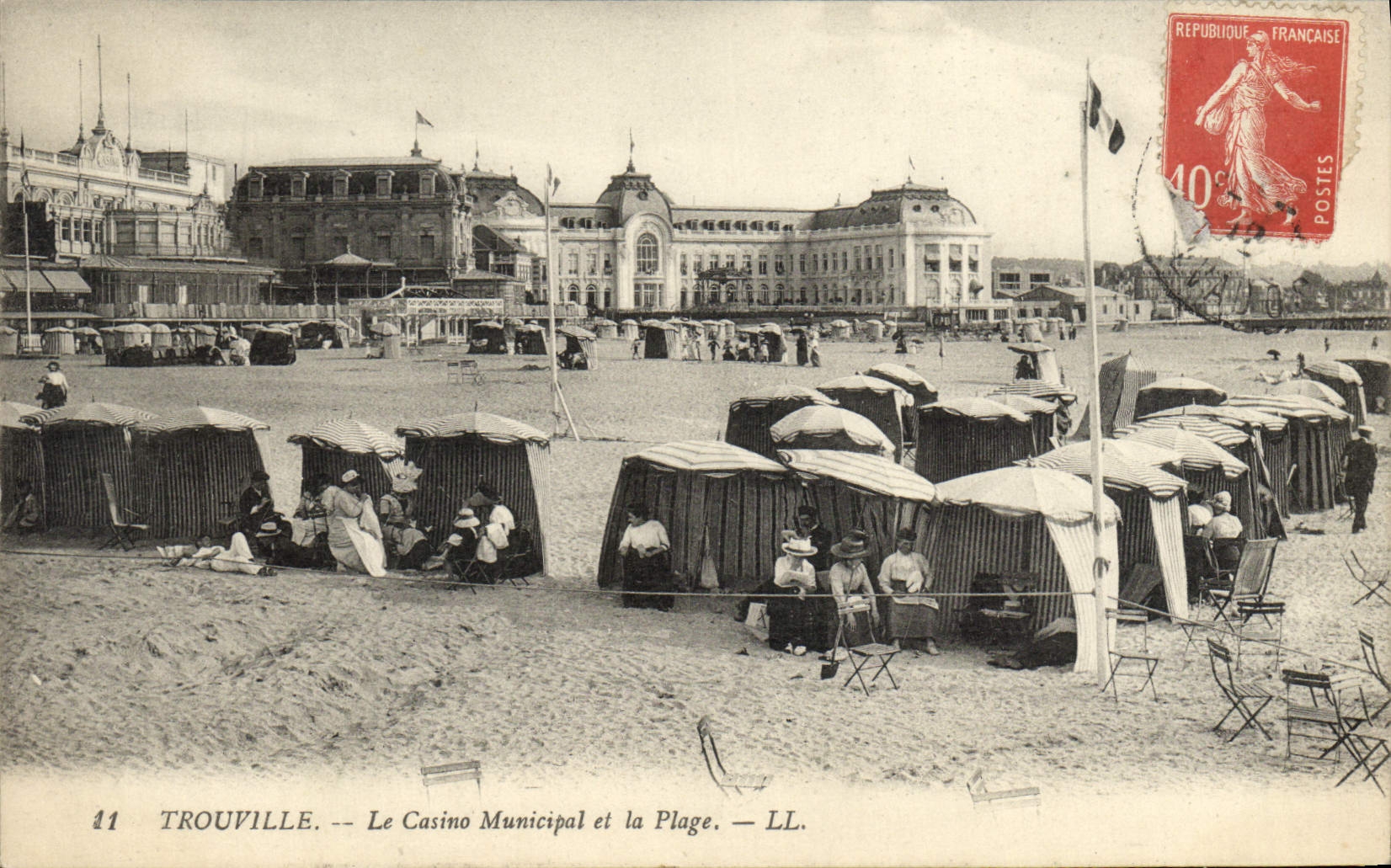 POSTAL Trouville de la VENDIMIA en el mar el casino municipal y la playa