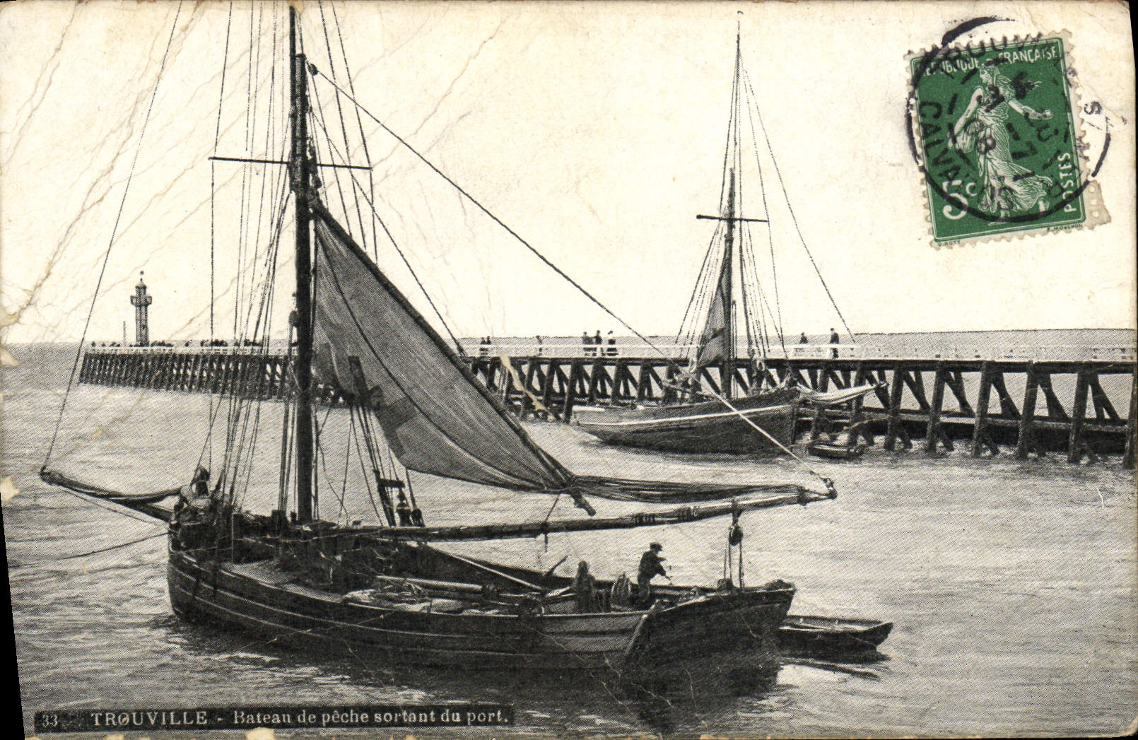 CPA Trouville Bateau de peche sortant du port